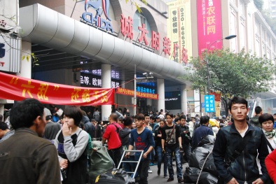 Khu bán hàng hiệu... 'Made in Quảng Châu'